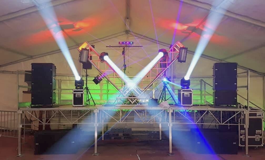 Allestimento palco con audio e luci per evento serale