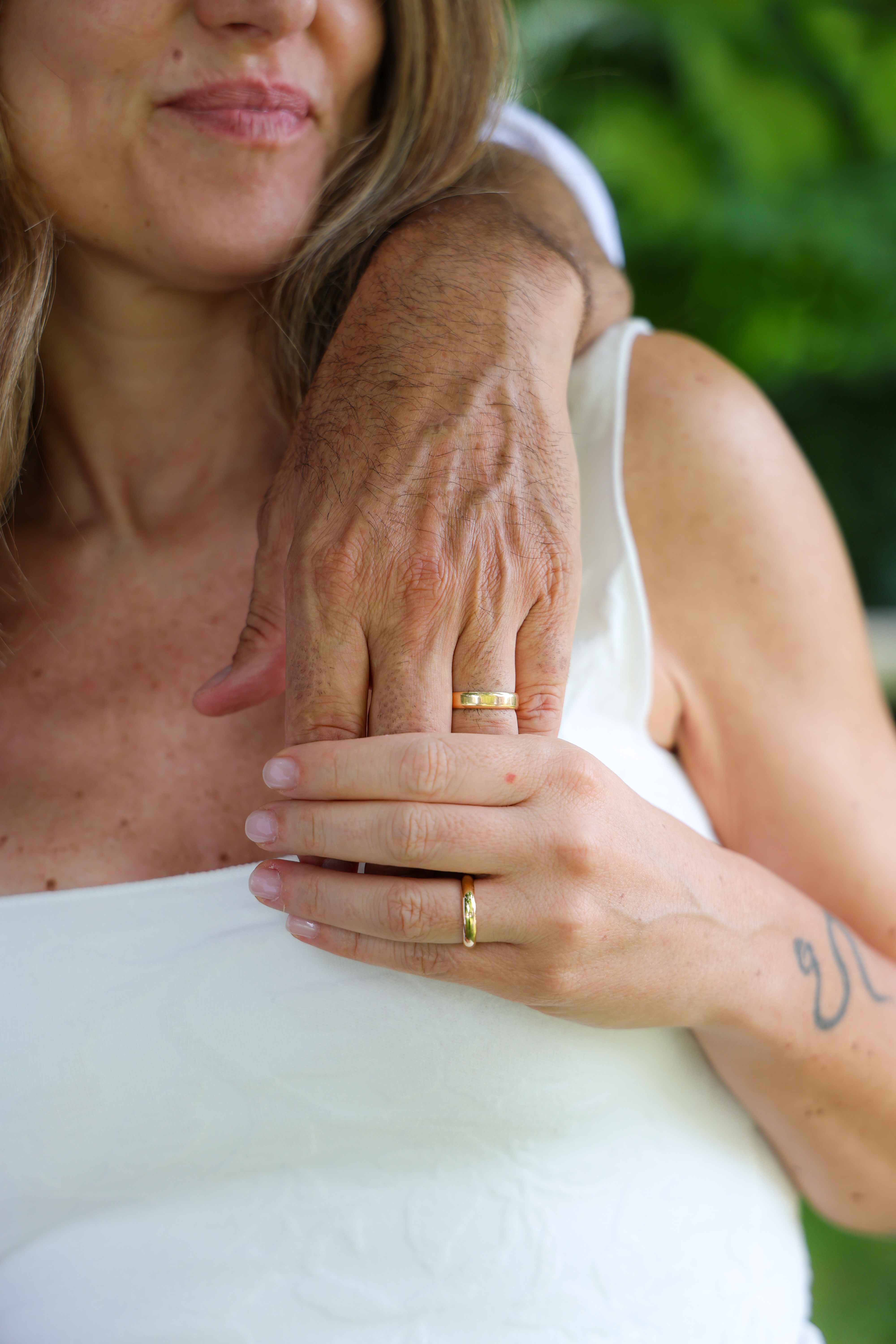 Gli sposi si tengono per mano con emozione subito dopo il sì