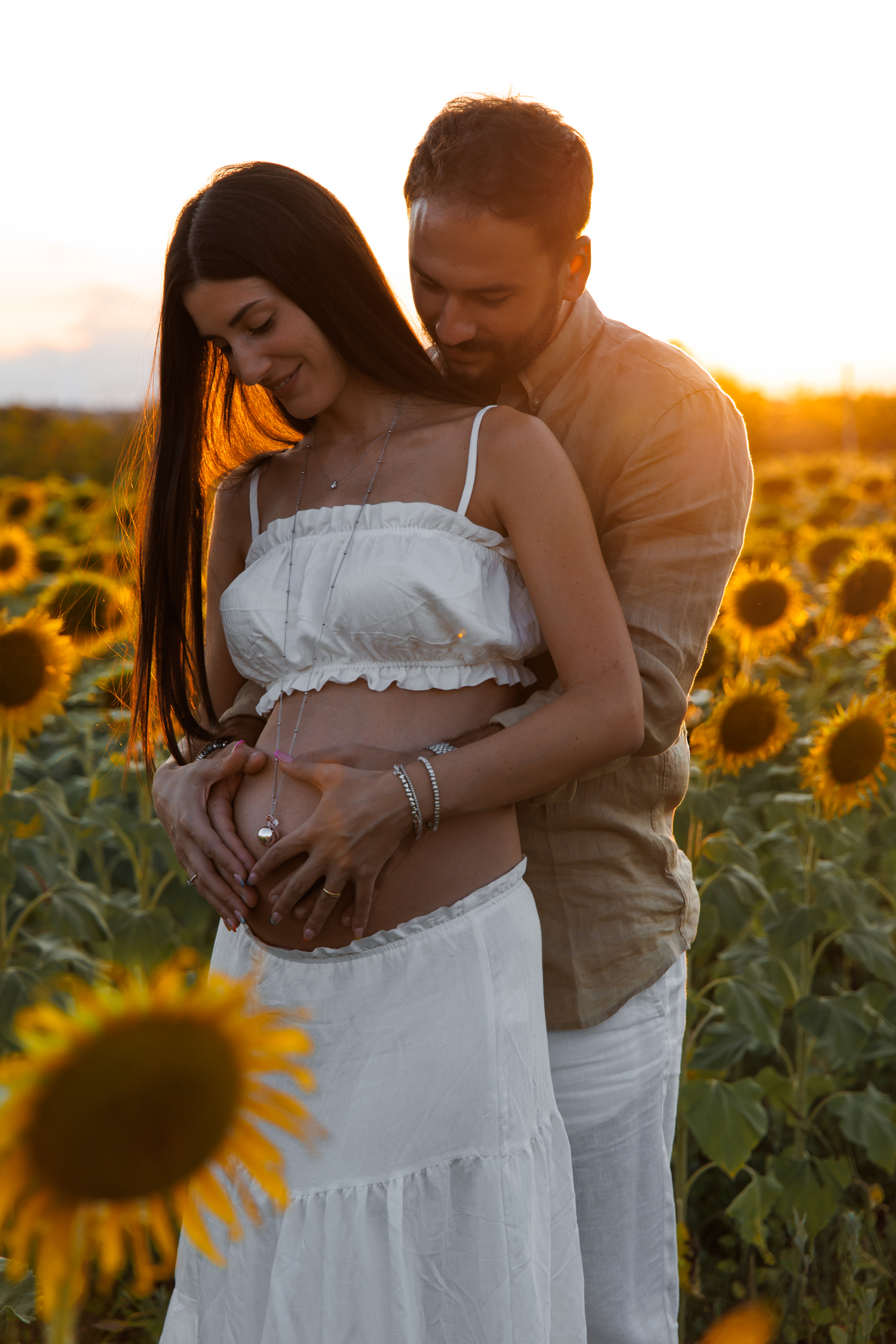 Foto maternità all’aperto – attimi autentici tra natura, luce calda e pancia che cresce.