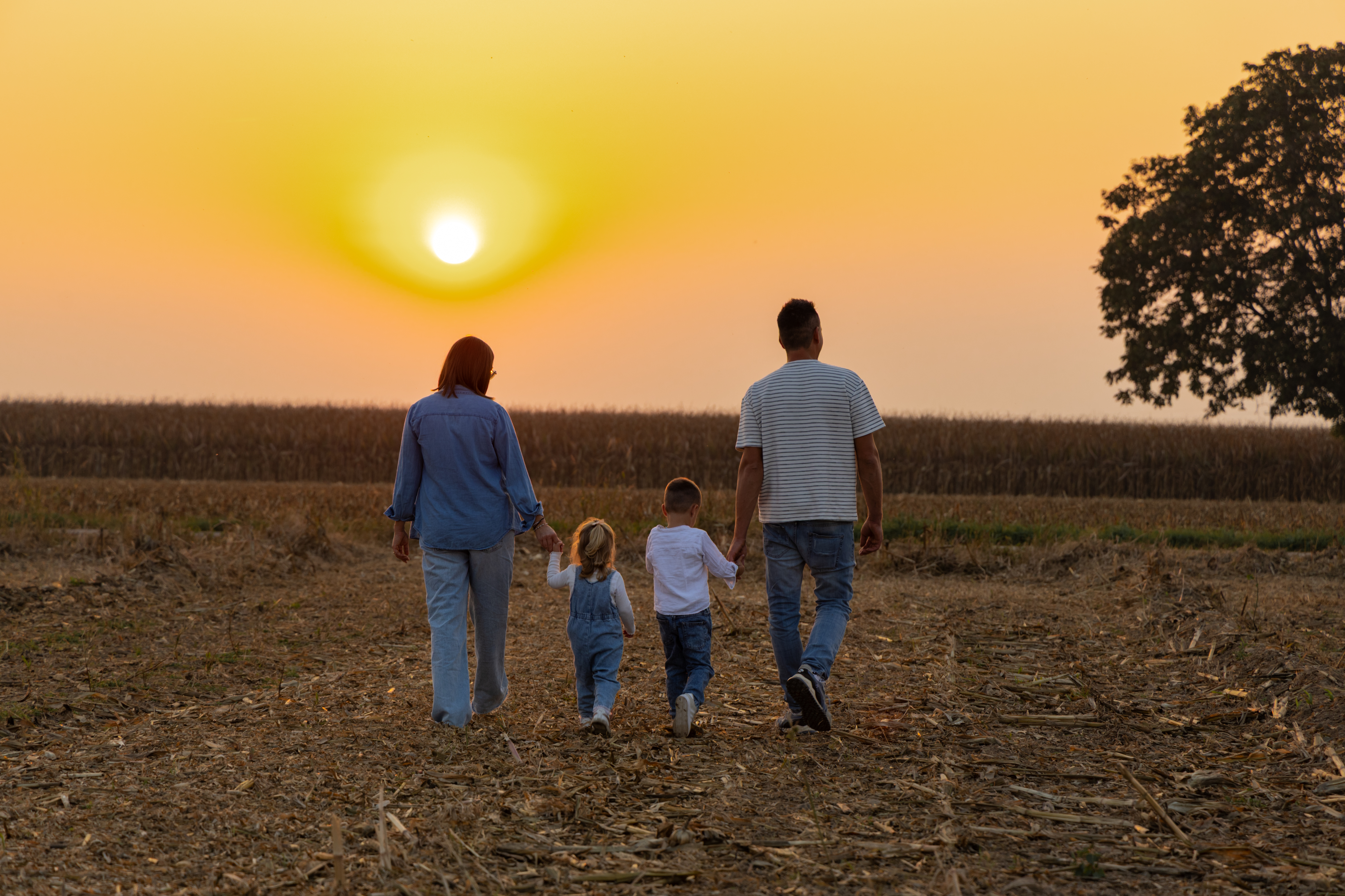 Famiglia che cammina verso il tramonto Piemonte